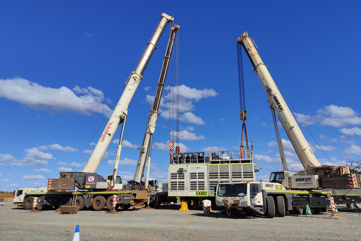 General Crane Services cranes on a dual lift at a WA mining site